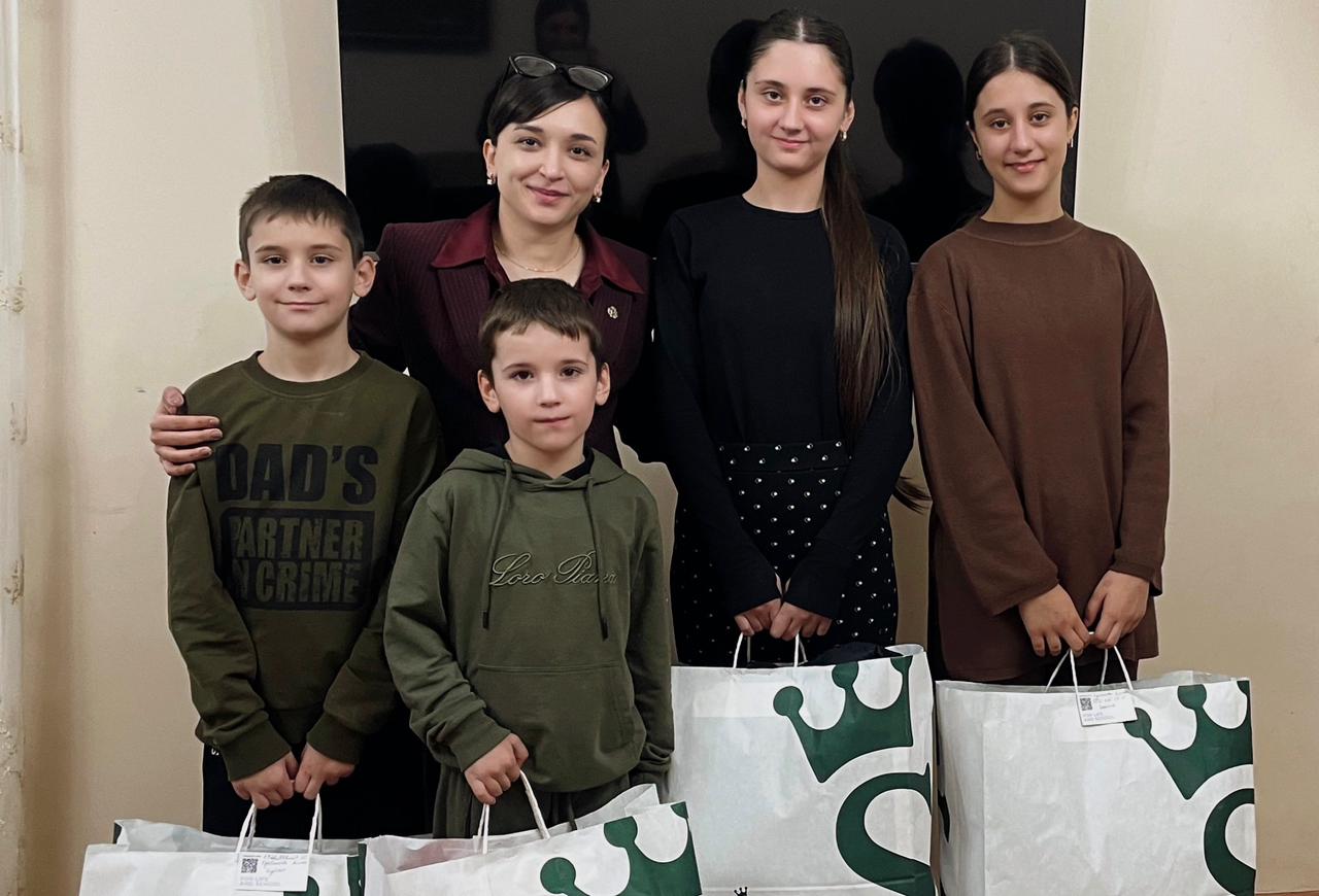 Минимущество поздравило семью участника СВО в Избербаше с Новым годом